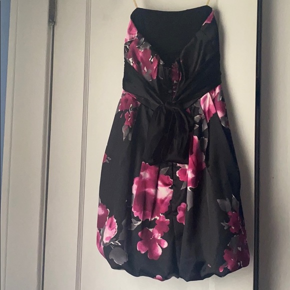 LIKE NEW - Juniors floral mini dress - Picture 2 of 8
